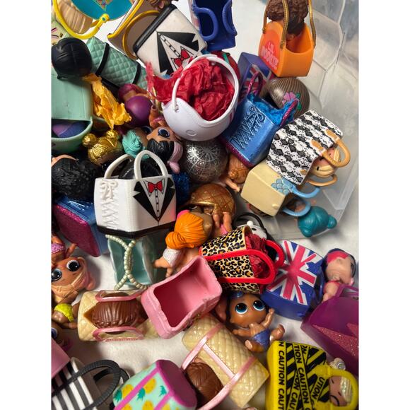 Huge L.O.L. Mini Lil Sisters and Purses or bags bundle - Picture 5 of 5